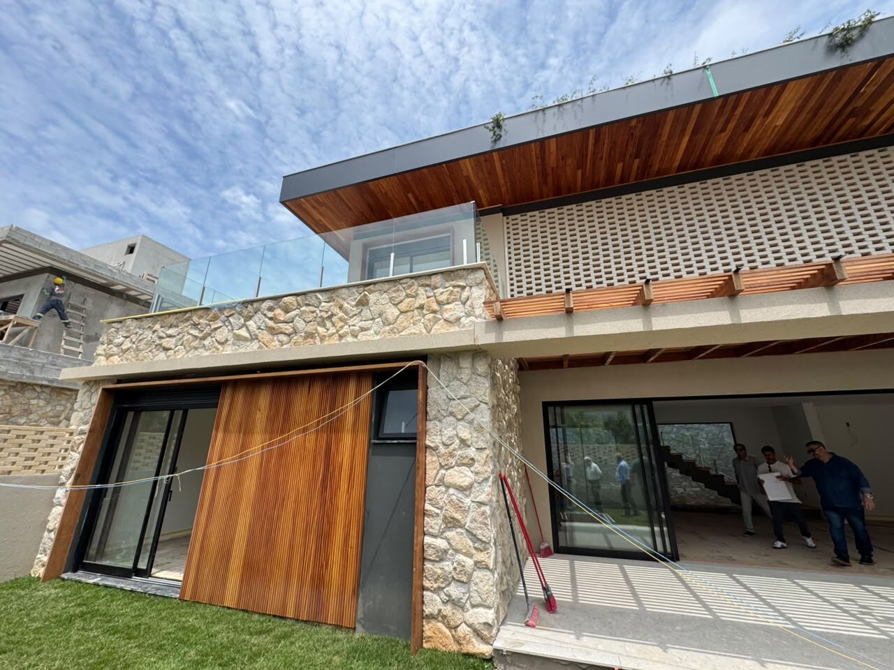 Casa de alto padrão com 4 dormitórios e piscina privativa no Campeche - Florianópolis