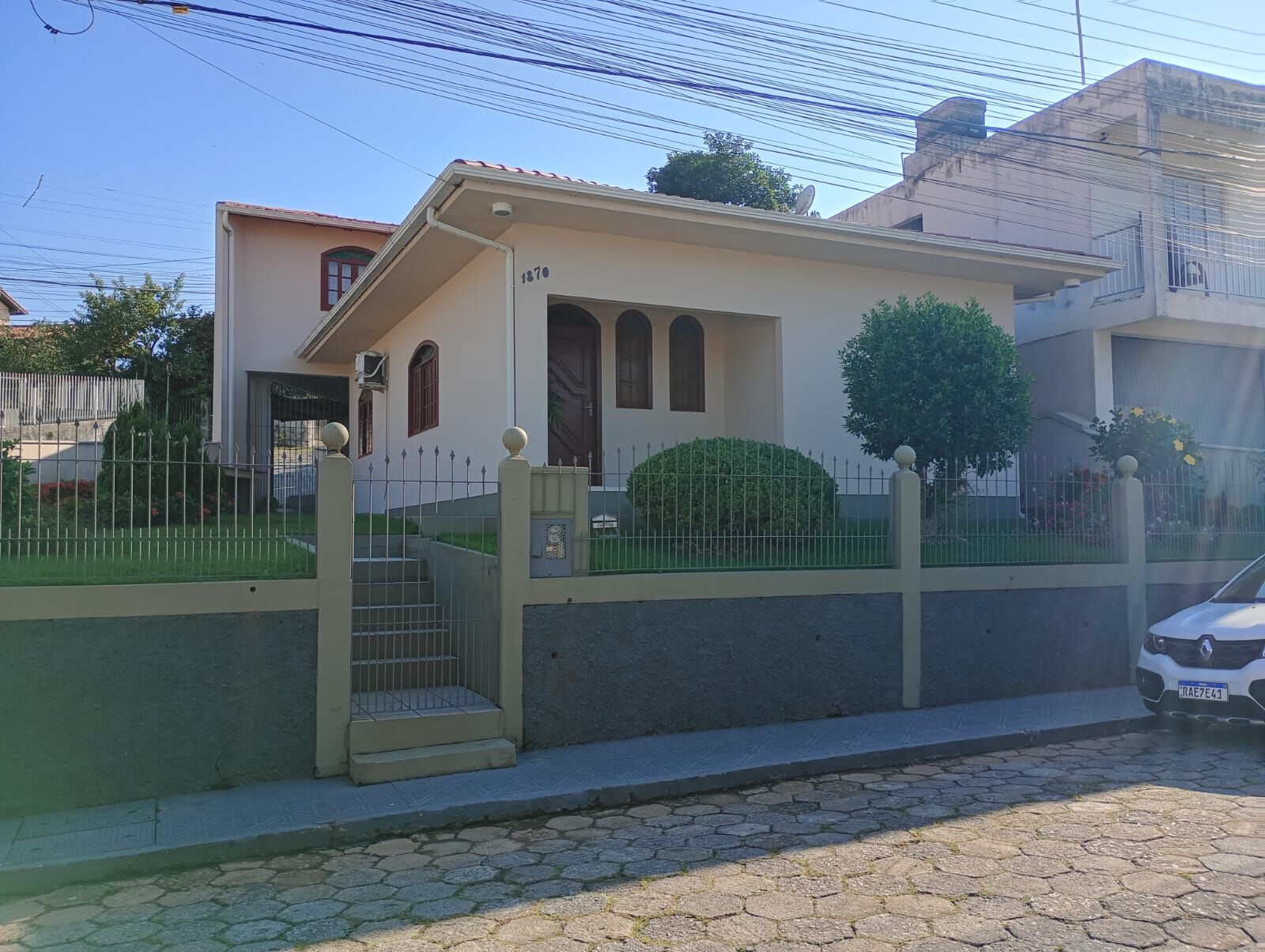 Casa mobiliada com 4 dormitórios, sendo 1 suíte, e 3 vagas de garagem no Roçado - São José/SC